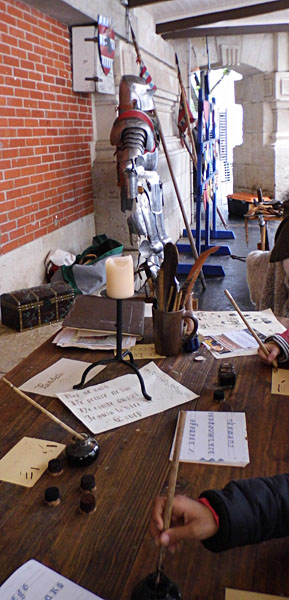 Dans le prolongement de l'atelier calligraphie, les visiteurs ont pu apprendre l'équipement du chevalier : armure, épée, bouclier, lance...